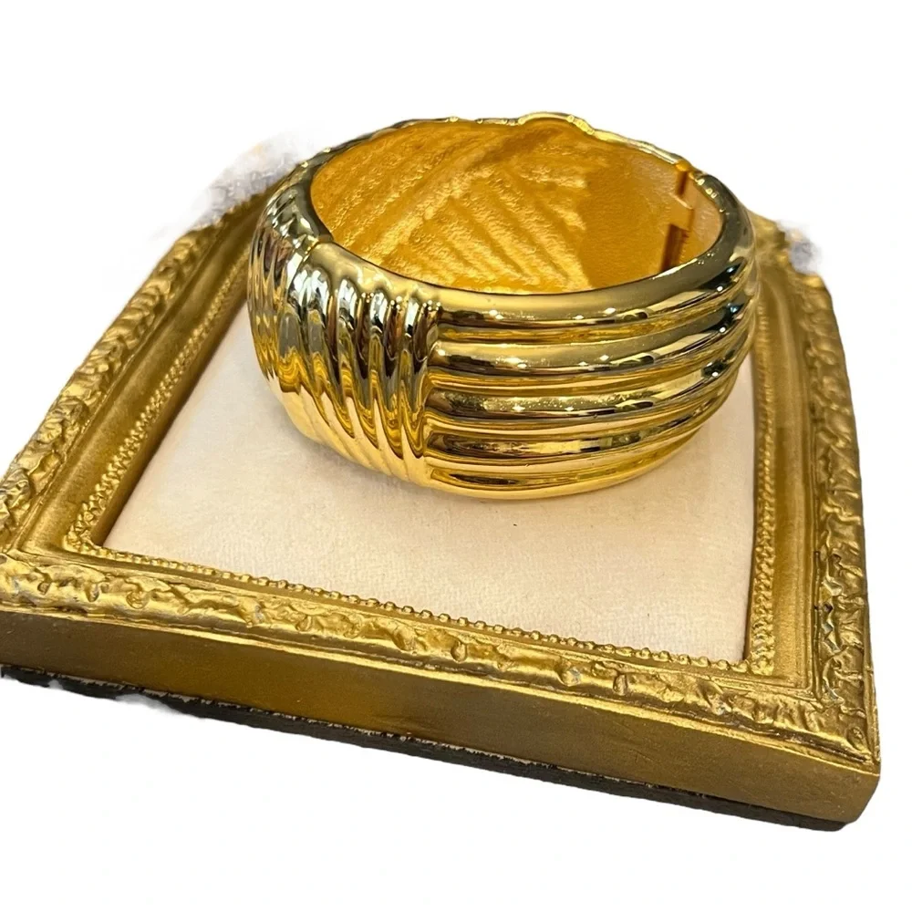 Wide Chunky Linear Ribbed Gold Tone‎ Bangle Bracelet Vintage Jewelry Boho Mod